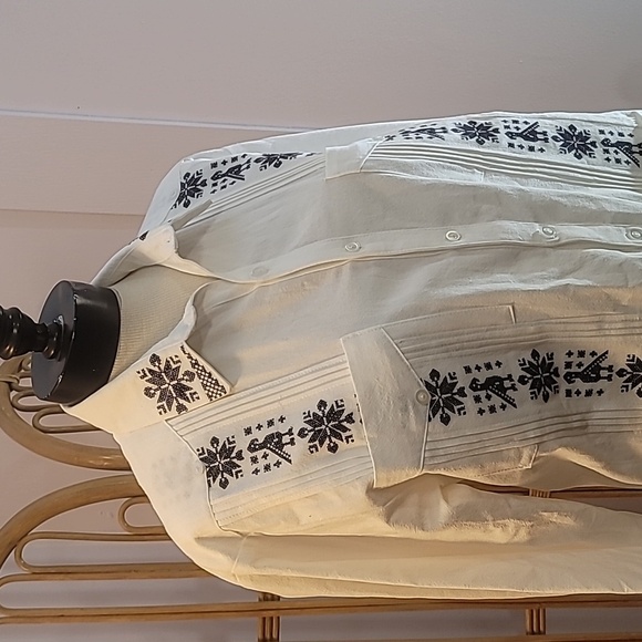 Shuudi brand Mexican linen men's vacation shirt white with navy blue embroidery - Picture 4 of 17